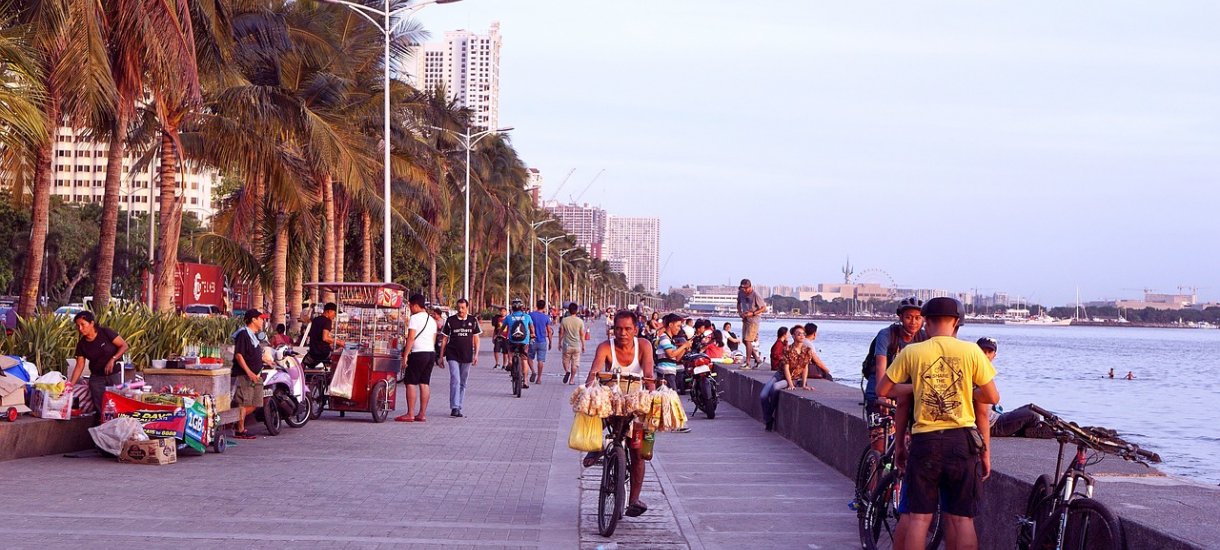 Manila Roxas Bulevard by Manila Bay