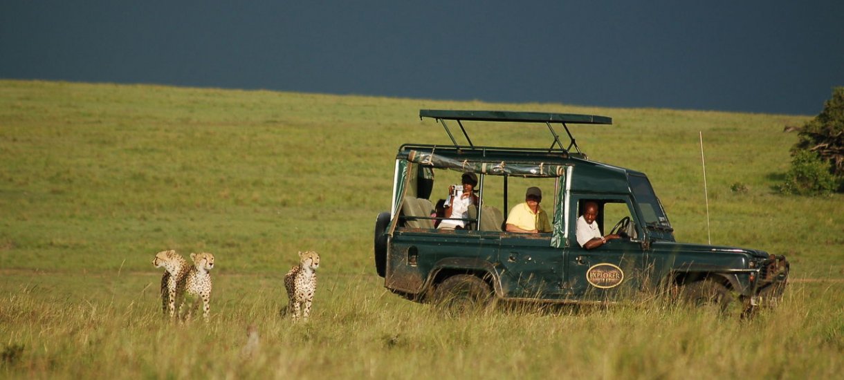 Kenia Masai Mara Mara Intrepids leopardit ja safariauto