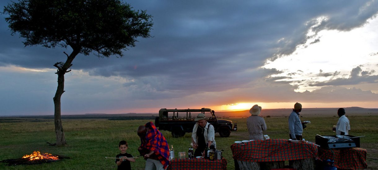 Kenia Masai Mara Mara Intrepids auringonlasku drinkit